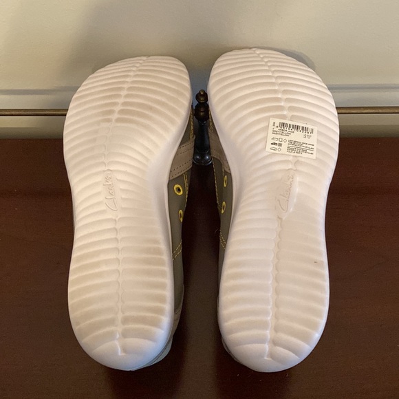 NWOT Clarks Sneakers - Picture 5 of 6